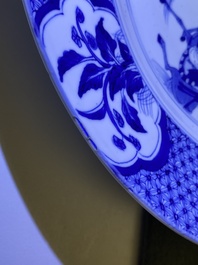 Un plat en porcelaine de Chine en bleu et blanc &agrave; d&eacute;cor de guerriers, marque de Chenghua, Kangxi