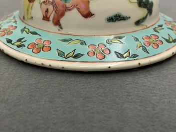 Une paire de vases couverts en porcelaine de Chine famille rose, 19&egrave;me