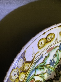 Un plat polychrome en c&eacute;ramique d'Iznik &agrave; d&eacute;cor floral, Turquie, vers 1600