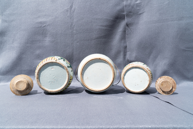 Twee grote Chinese blauw-witte en drie famille rose theepotten, 19/20e eeuw