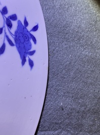 Un plat en porcelaine de Chine en bleu et blanc &agrave; d&eacute;cor de guerriers, marque de Chenghua, Kangxi