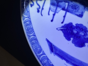 Un plat en porcelaine de Chine en bleu et blanc &agrave; d&eacute;cor d'antiquit&eacute;s, Kangxi