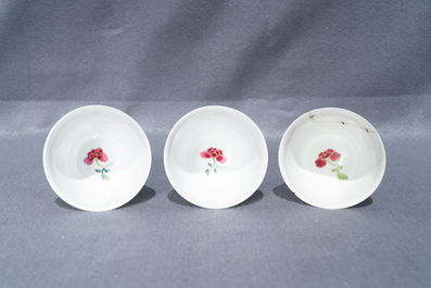 Trois tasses et soucoupes en porcelaine de Chine famille rose, Yongzheng