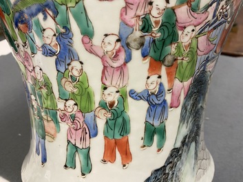 Une paire de vases couverts en porcelaine de Chine famille rose, 19&egrave;me