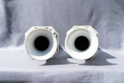 Une paire de vases en porcelaine de Chine famille verte, Kangxi