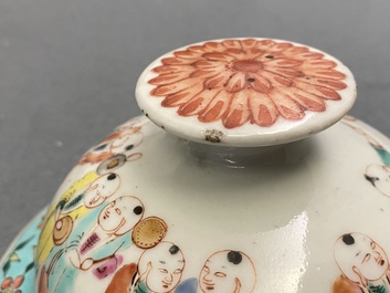 Une paire de vases couverts en porcelaine de Chine famille rose, 19&egrave;me