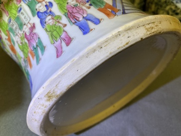 Une paire de vases couverts en porcelaine de Chine famille rose, 19&egrave;me