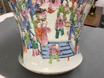 Une paire de vases couverts en porcelaine de Chine famille rose, 19&egrave;me