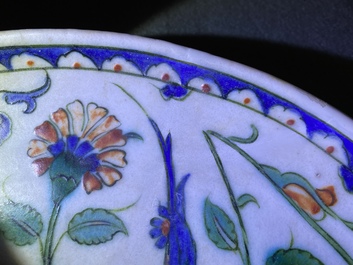 Un plat polychrome en c&eacute;ramique d'Iznik &agrave; d&eacute;cor floral, Turquie, fin du 16&egrave;me