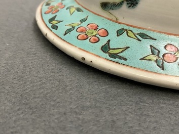 Une paire de vases couverts en porcelaine de Chine famille rose, 19&egrave;me