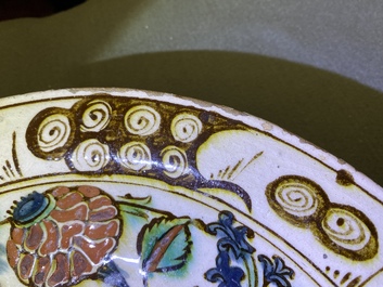 Un plat polychrome en c&eacute;ramique d'Iznik &agrave; d&eacute;cor floral, Turquie, vers 1600