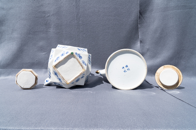Twee grote Chinese blauw-witte en drie famille rose theepotten, 19/20e eeuw
