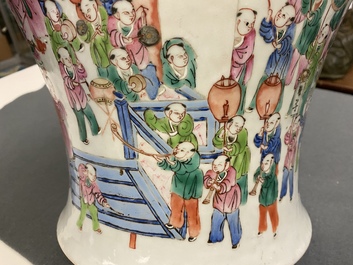 Une paire de vases couverts en porcelaine de Chine famille rose, 19&egrave;me