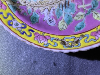 Une assiette en porcelaine de Chine famille rose &agrave; fond rose pour le march&eacute; Straits ou Peranakan, 19&egrave;me