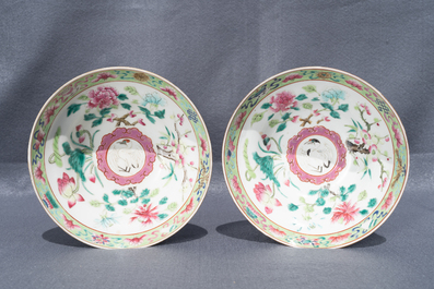 Une paire de bols en porcelaine de Chine famille rose pour le march&eacute; Straits ou Peranakan, 19&egrave;me