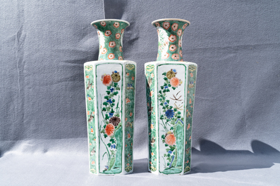 Une paire de vases en porcelaine de Chine famille verte, Kangxi