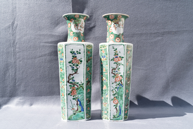Une paire de vases en porcelaine de Chine famille verte, Kangxi