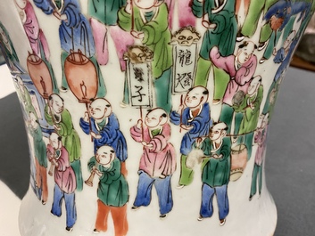 Une paire de vases couverts en porcelaine de Chine famille rose, 19&egrave;me