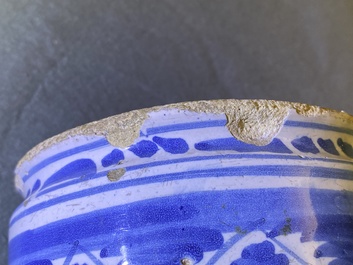 Un albarello en fa&iuml;ence de Delft en bleu et blanc &agrave; d&eacute;cor g&eacute;om&eacute;trique, 2&egrave;me quart du 17&egrave;me