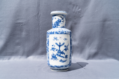Un vase de forme rouleau en porcelaine de Chine en bleu et blanc, 19&egrave;me