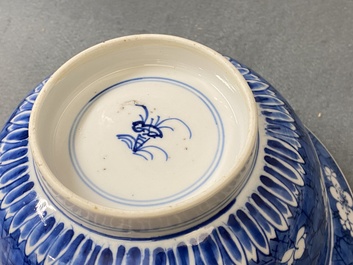Un bol de type klapmuts en porcelaine de Chine en bleu et blanc, Kangxi