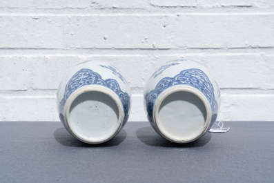 Une paire de vases couverts en porcelaine de Chine en bleu et blanc, Kangxi