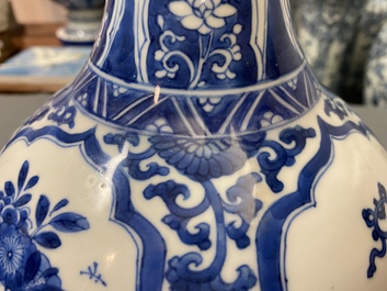 Un vase de forme bouteille en porcelaine de Chine en bleu et blanc, Kangxi