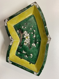 Un ensemble &agrave; hors d'oeuvres en biscuit &eacute;maill&eacute; vert sur plateau en bois, Chine, Kangxi