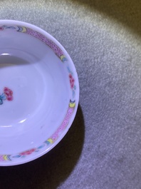 Un service &agrave; th&eacute; de 27 pi&egrave;ces en porcelaine de Chine famille rose &agrave; d&eacute;cor de paysages, Yongzheng/Qianlong