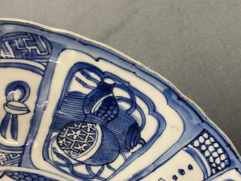 Un plat en porcelaine de Chine en bleu et blanc de type kraak &agrave; d&eacute;cor de cailles, Wanli