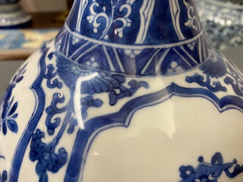Un vase de forme bouteille en porcelaine de Chine en bleu et blanc, Kangxi