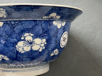 Un bol de type klapmuts en porcelaine de Chine en bleu et blanc, Kangxi