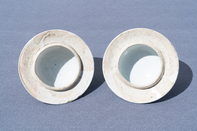 Une paire de vases couverts en porcelaine de Chine famille rose, 19&egrave;me
