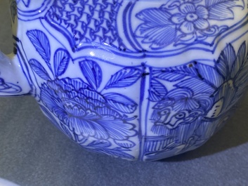 Een Chinese blauw-witte wijnkan met deksel, Wanli