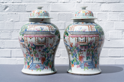 Une paire de vases couverts en porcelaine de Chine famille rose, 19&egrave;me