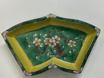 Un ensemble &agrave; hors d'oeuvres en biscuit &eacute;maill&eacute; vert sur plateau en bois, Chine, Kangxi