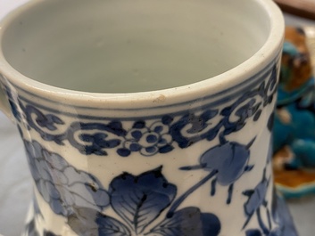 A Japanese blue and white Arita mug with floral design, Edo, 17/18th C.