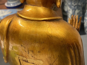 Une figure de Bouddha en bois laqu&eacute; et dor&eacute;, Chine, 18/19&egrave;me