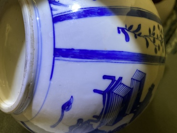 Un vase de forme bouteille en porcelaine de Chine en bleu et blanc, Kangxi