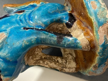 Une figure de Zhenwu et une paire de mod&egrave;les de lions en porcelaine de Chine &agrave; &eacute;mail turquoise, Ming