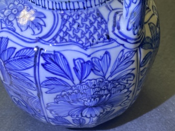 Een Chinese blauw-witte wijnkan met deksel, Wanli