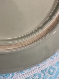 Un plat en porcelaine de Chine c&eacute;ladon monochrome en forme de Chrysanthe, Jingdezhen, dat&eacute; 1954
