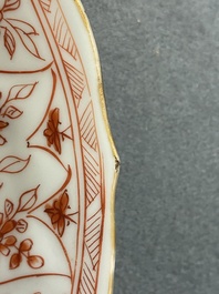 Trois assiettes et deux bols en porcelaine de Chine en rouge de fer et dor&eacute;, Kangxi/Yongzheng