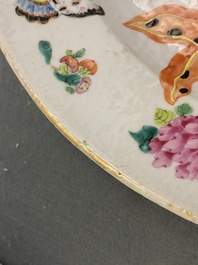 Une terrine couverte sur pr&eacute;sentoir en porcelaine famille rose de Canton, Chine, 19&egrave;me