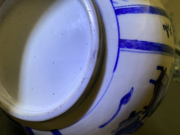 Un vase de forme bouteille en porcelaine de Chine en bleu et blanc, Kangxi