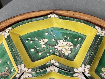 Un ensemble &agrave; hors d'oeuvres en biscuit &eacute;maill&eacute; vert sur plateau en bois, Chine, Kangxi