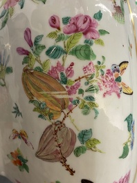 Une terrine couverte sur pr&eacute;sentoir en porcelaine famille rose de Canton, Chine, 19&egrave;me