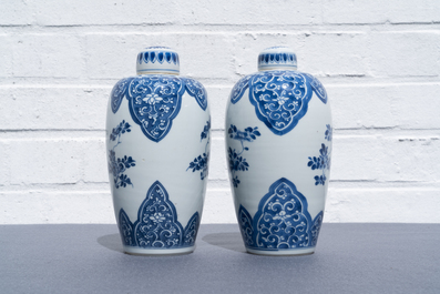 Une paire de vases couverts en porcelaine de Chine en bleu et blanc, Kangxi