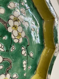 Un ensemble &agrave; hors d'oeuvres en biscuit &eacute;maill&eacute; vert sur plateau en bois, Chine, Kangxi