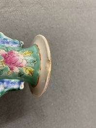 Une paire de vases en porcelaine de Chine famille rose pour le march&eacute; Straits ou Peranakan, 19&egrave;me